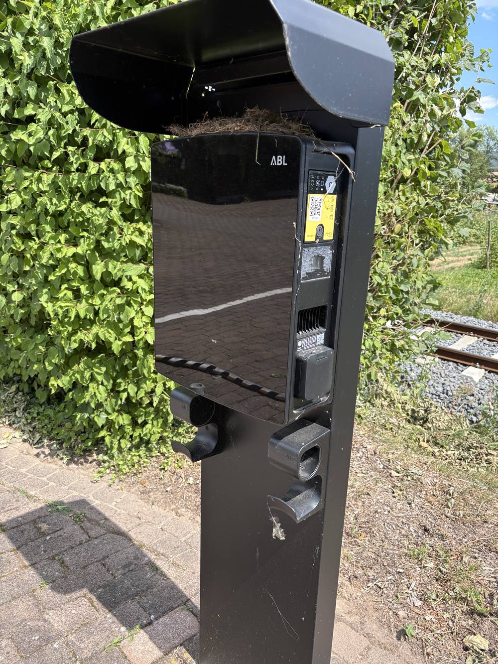 E-Ladesäule (ABL) mit zwei Ladepunkten direkt an der Werkstatt