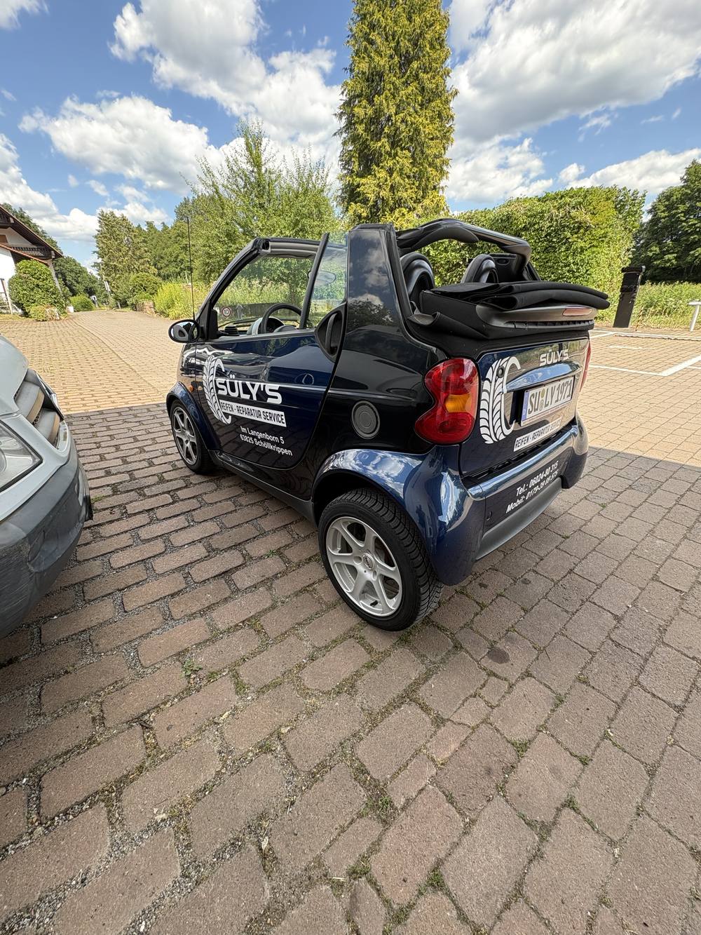 Süly's Firmen-Smart Cabrio mit Werkstatt-Beschriftung